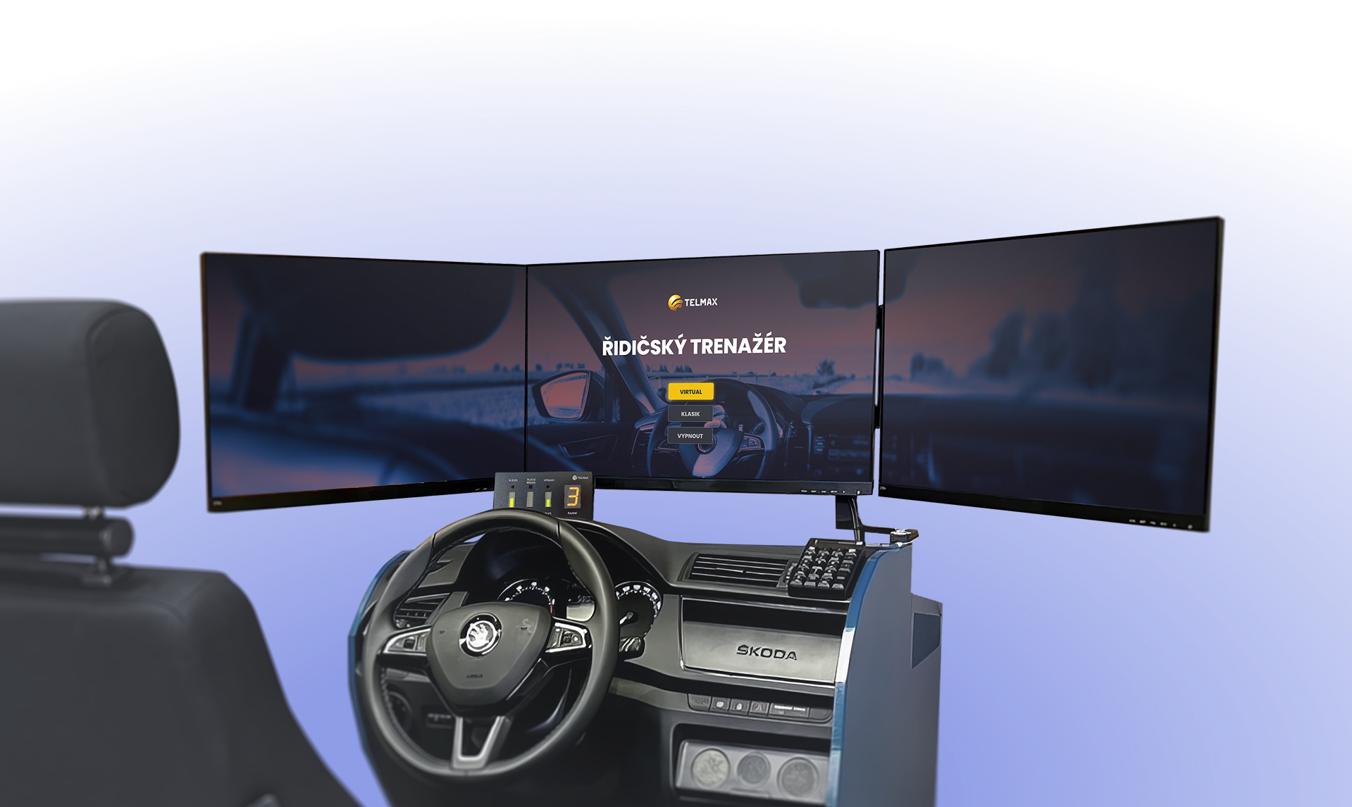 Simulátor řízení Škoda s volantem a dvěma zakřivenými monitory zobrazujícími „Ridičský trenér“.
